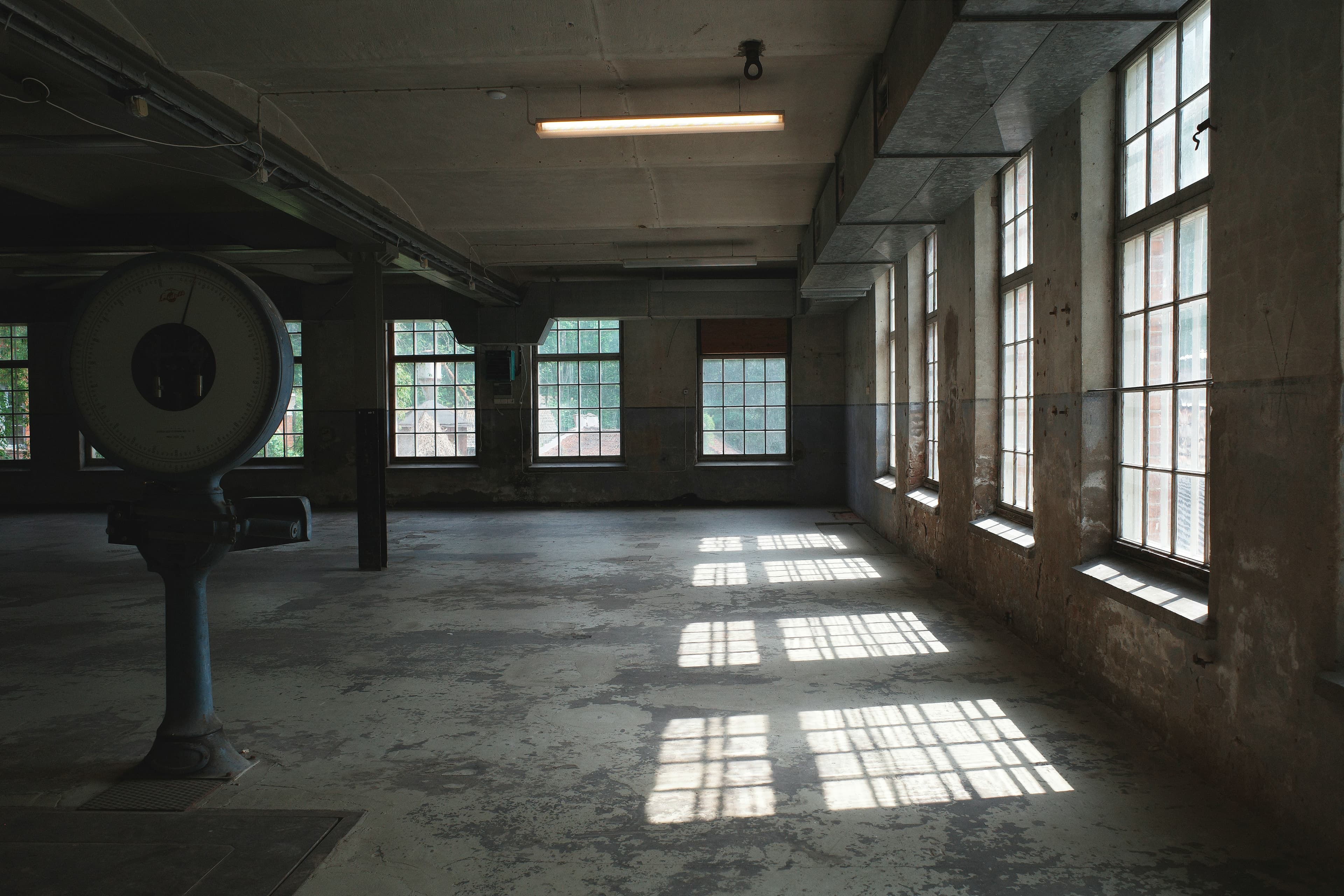 Industrieanlage mit warmem Licht