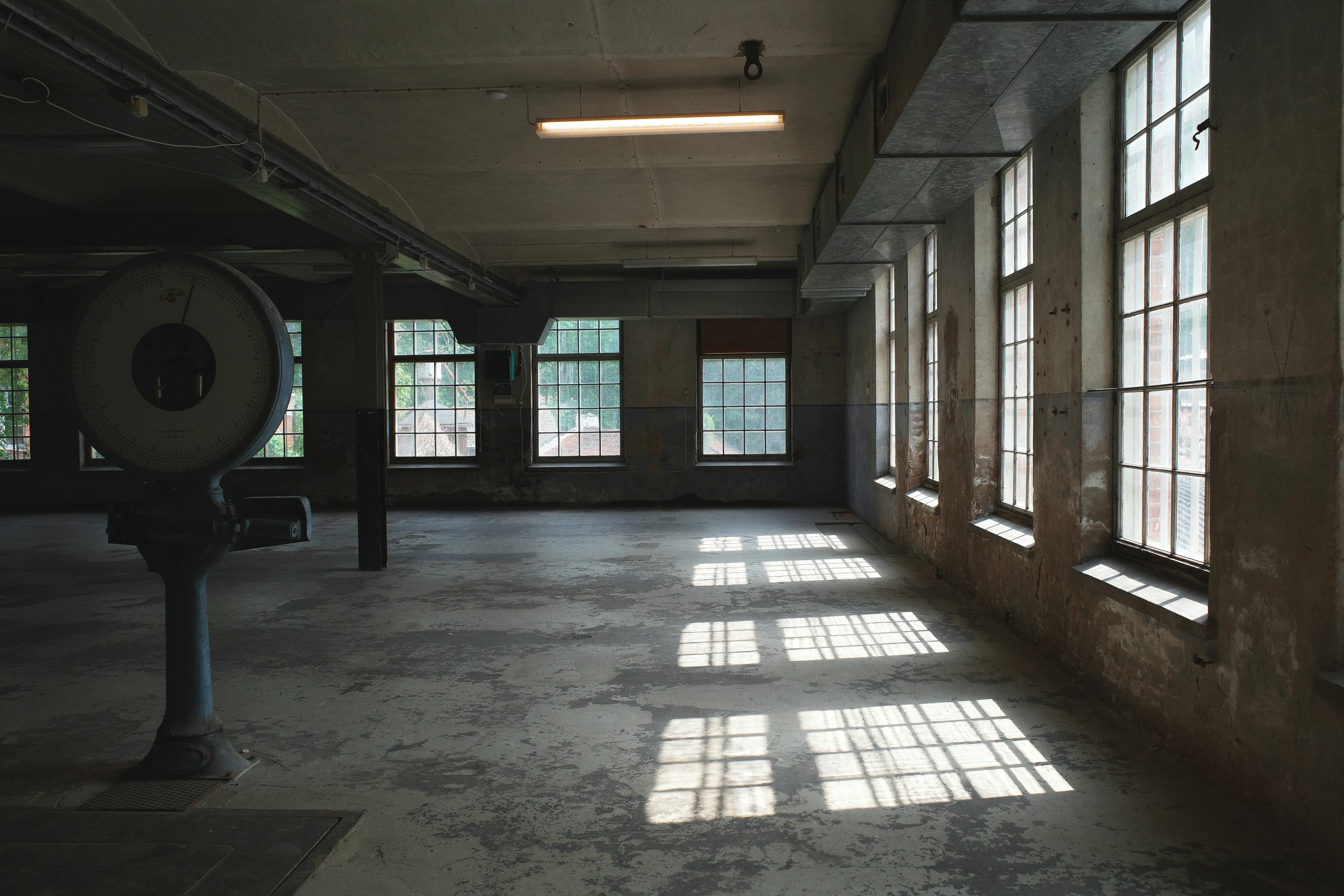 Industrieanlage mit warmem Licht